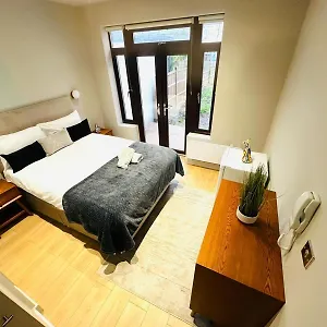 Ensuite Ii Great Location Close To Eye Guest house